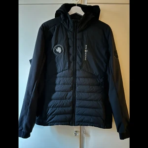 Sail Racing jacka - Sail Racing Herr jacka.  I nyskick, 9.5/10. Hel, ren och helt fri från skavanker.  Priset går att diskutera vid snabb och smidig affär.    