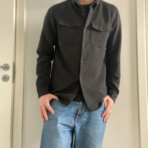 Conrad stickad overshirt - Svart - S En overshirt från ciszere jag köpte för några månader sen men tycker inte den passar mig  Ny pris 1 199 SEK