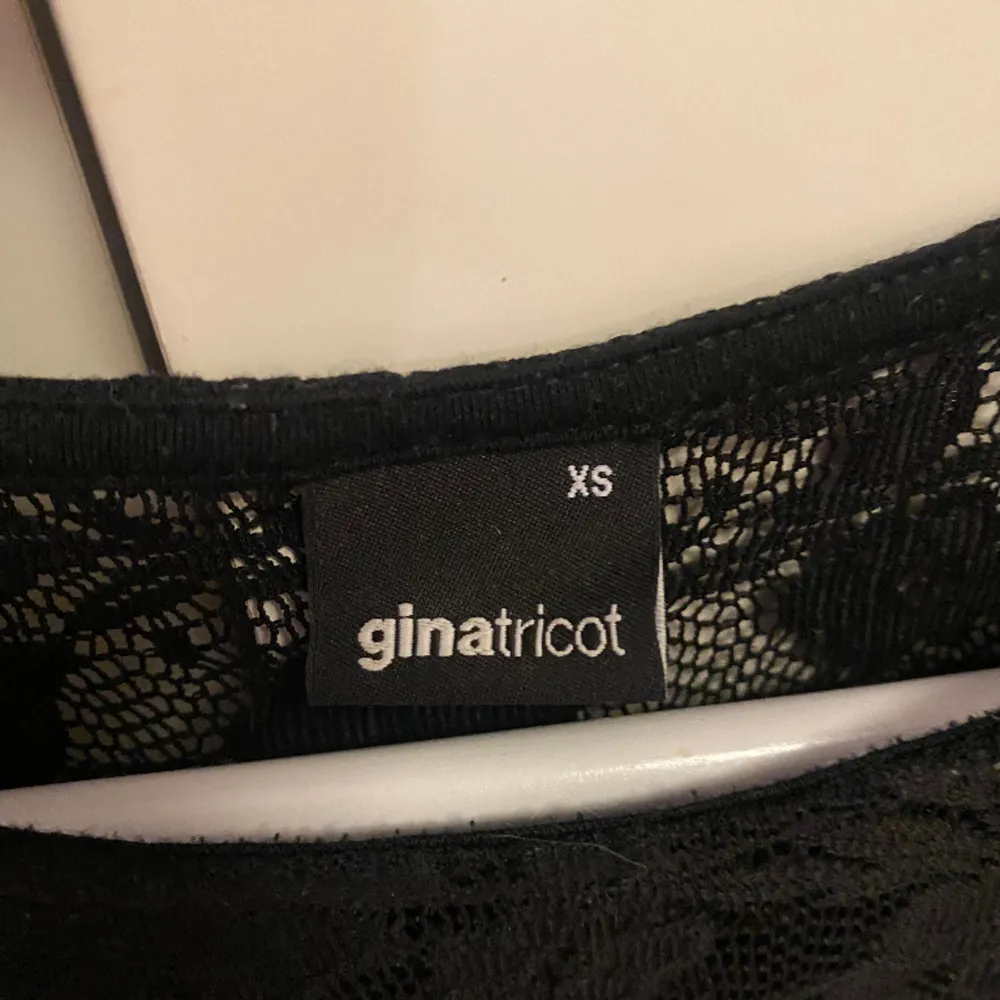 Volang spetts topp från Gina tricot storleks xs 🤍. Toppar.