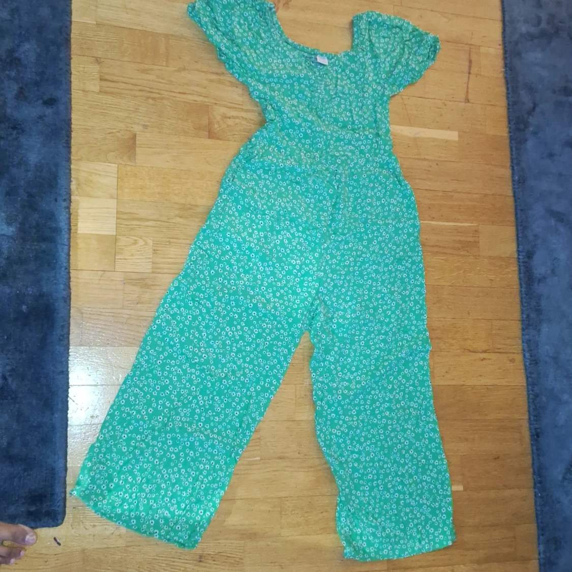 Grön byx-tröja med vita blommor