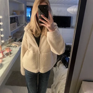 Teddyjacka - Intresse koll på denna jackan från h&m är inte helt säker på om jag vill sälja❣️❣️Bud på ❗️470kr❗️