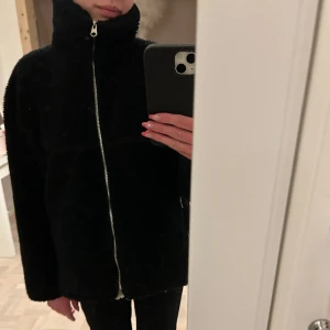 Teddyjacka från arket, nyskick!! - Säljer min Svarta teddyjacka ifrån arket, köptes i deras butik i Stockholm i höstas. Använd fåtal gånger, i nyskick. Säljer då den inte kommer till användning. Storlek Xs/S men passar M. Köpt för ca 950 säljer för 600 💕