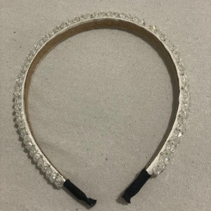 Diadem - Ett vitt diadem med pärlor & kristaller, fint till sommaren. Aldrig använt 