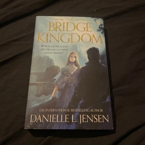 Bridge kingdom - Här har vi en till fantasy/romance som jag inte har läst. Men är populär på Booktook! Köpt för 120kr, säljer för 69! 