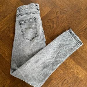 Nudie Jeans - Säljer dessa gråa Nudie jeans i väldigt bra skick. Dom sitter slim fit, Skriv vid eventuell frågor!