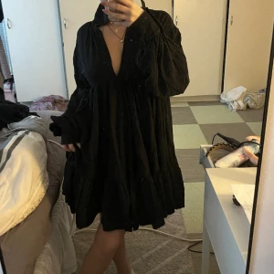 Oversized klänning - En söt klänning som jag köpt här på plick förra året. Super skön och söt. Storlek M men oversized modell. Använder inte längre 