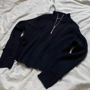 Stickad svart zip-up tröja från Gina Tricot i storlek M. Använd ett fåtal gånger, som nyskick!💕