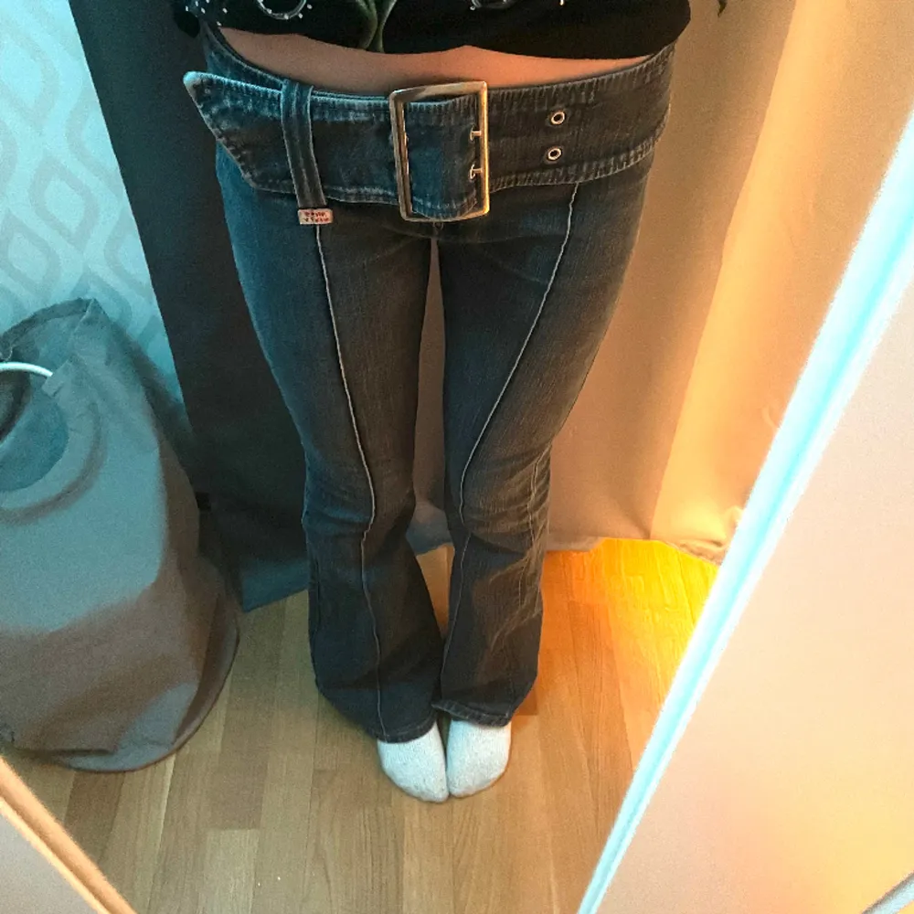 ett par jättesnygga miss sixty lowwaist bootcut jeans som jag älskar men jag behöver pengar🙏😭midjemåttet är cirka 35/36cm tvärs över och innerbenslängden är cirka 83cm. är lite slitna längst ner, (kontakta för fler bilder).❤️passa på nu med fri frakt!. Jeans & Byxor.