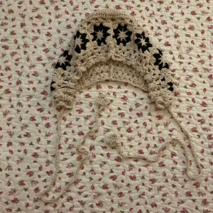 Virkad mössa - väldigt unik vacker virkad tunn mössa med snören med små blommor💛