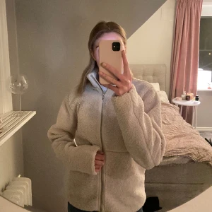 Teddyjacka från hm  - Supergosig Teddyjacka från hm i storlek 170, men passar mig som är storlek xs/s! 