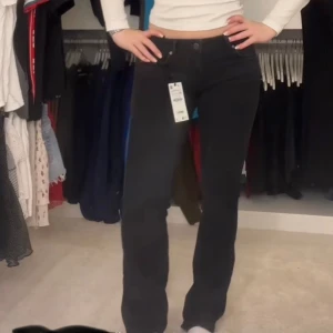 Superfina Low waist bootcut jeans från zara  - Super fina Low waist bootcut jeans från zara i storlek 36, men passar även 34. Passar mig som är 167 perfekt i längden