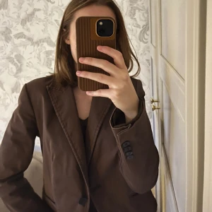 Brun kavaj - Figursydd kavaj med axelvaddar från Zara. Köpt second hand men är i fint skick!🤎