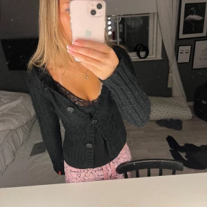 only kofta - säljer en så fin stickad kofta från only med knappar. vet ej storlek men skulle säga passar xs/s. ❤️