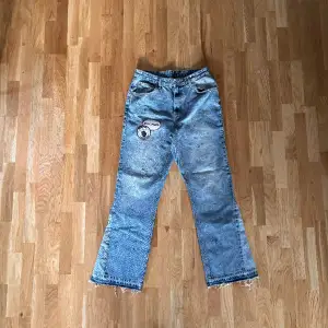Flared jeans köpta på MADEBYMODA, helt nya. Köpta för retail: 1000kr, Endast testade, skick: 9,5/10. Passar M/L eller 40-42. 