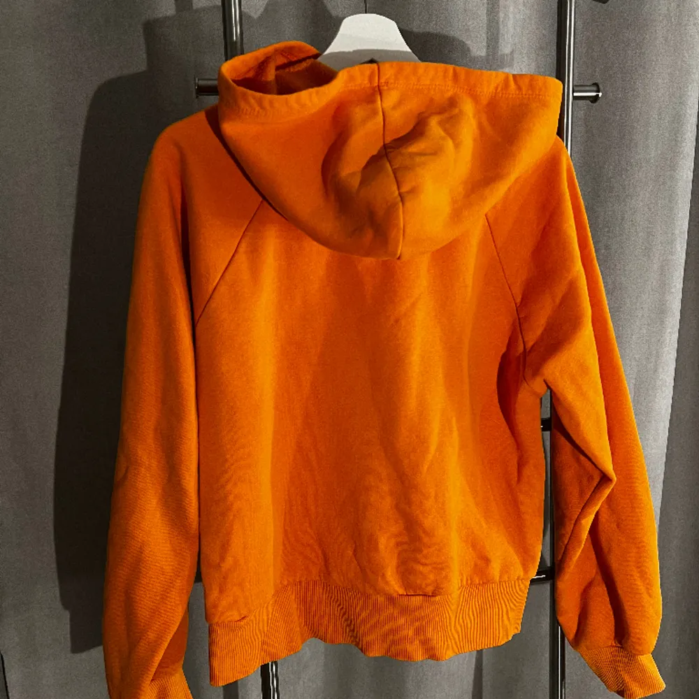 En orange hoodie från Gina Tricot i storlek S. Liten text på bröstet där det står ”do good”. . Hoodies.