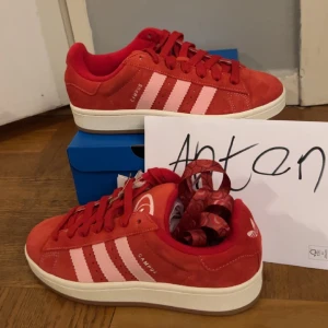 Adidas campus röda Oanvända - Slutsålda - Hej! Säljer ett par helt nya,oanvända röda Adidas Campus i storleken 38. Dessa trendiga (slutsålda) och bekväma skor är inköpta direkt från adidas. Coola röda snören ingår (bild 2).Finns i Örebro,men kan även frakta på köparens bekostnad