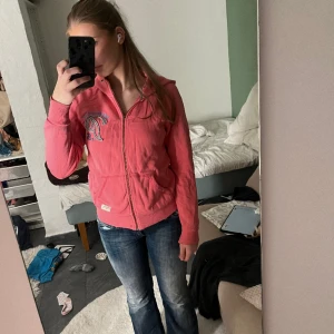 zip up hoodie - Rosa zip-up hoodie med defekter på ärmarna, kom privat vid frågor❤️
