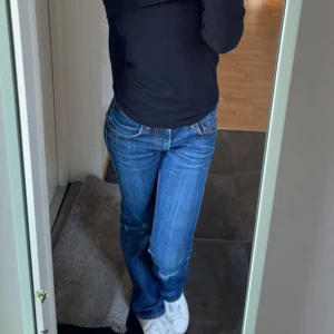 Lågmidjade Pace Jeans - Super fina lågmidjade Pace jeans🤍 W:28 L:32 Jag är 168 och brukar ha 34 i jeans