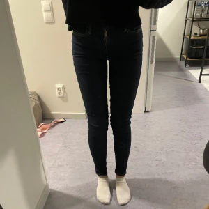 Mörkblåa skinny jeans - Mörkblåa skinny jeans från Levis i storlek W24. Använda endast ett par fåtal gånger och är i nyskick.