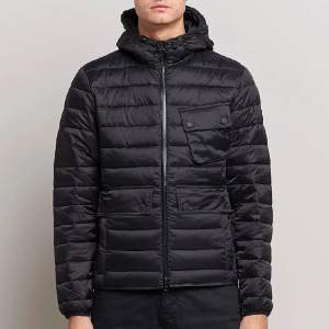 Säljer en helt ny Barbour Ouston Hooded Quilt Jacket Black. Storleken är XL men sitter som en storlek L.  Nypris 2799 kr. Säljes för 990 kr.