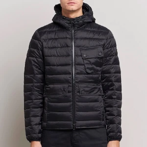Barbour Ouston Hooded Quilt Jacket Black - Säljer en helt ny Barbour Ouston Hooded Quilt Jacket Black. Storleken är XL men sitter som en storlek XL.  Nypris 2799 kr. Säljes för 990 kr.