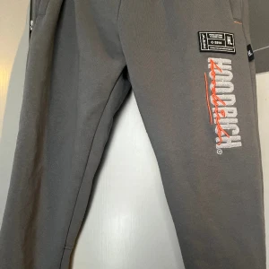 Hoodrich byxor  - Hoodrich mjukis byxor i storlek s. Som nya, endast använda ett fåtal gånger. Ny skick 