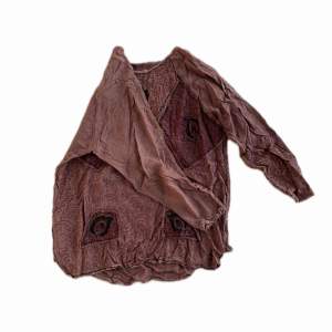 En brun bohemisk tröja jag köpte på urkult ett år. Finns ingen lapp kvar så vet varken storlek eller märke men skulle bog säga att den är medium. Fint skick⭐️