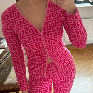 Set jumpsuit  - Så fin set från Simmi, Fendi inspirerat. Storlek xxs, men passar bäst en xs/s.🎀  Haft på mig en gång 