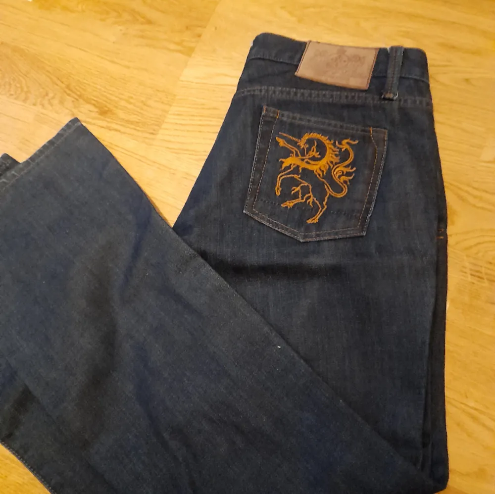 ❗️Första bilden är lånad❗️Säljer dessa lågmidjade mörkblå jeansen med fina broderade fickor. Köpta här på plick men de var för tajta för mig. Jättefint skick och inga defekter. Kan diskutera pris vid intresse ❤️. Jeans & Byxor.