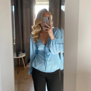 Blus - Säljer denna superfina blusen för att den tyvärr inte kommer till användning. Perfekt nu till våren och sommaren💕