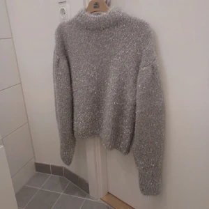 Glittrig tröja storlek xs h&m - Ej använd med prislapp kvar.