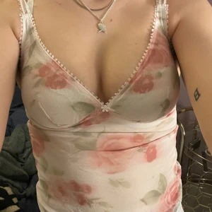 Blommigt linne  - Så fint linne i mesh med blommiga detaljer! Perfekt till sommaren!!! Har en liten blomma vid bysten och har blommiga detaljer på banden på linnet och längst bysten!🌸💗  Har ingen lapp så vet inte vart toppen kommer ifrån eller storlek, tror s/m