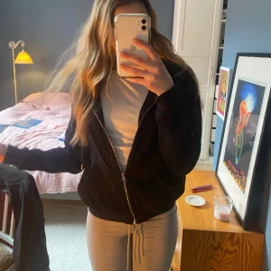 Svart zip hoodie - Säljer denna fina svarat zip hoodie från hm i storlek S💗 jättebra skick!!