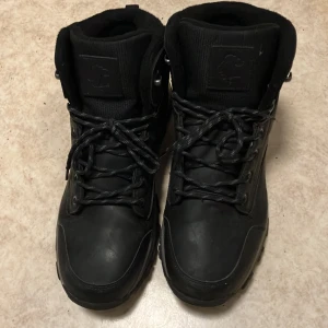 Vinterkängor i nyskick - Rediga vinterkängor sparsamt använda då de visade sig vara lite för stora för mig. Storlek 47. Har traskat genom vatten,is, snö och inte blivit minsta blöt. De har även bra fäste och är waterproof. Önskas mer info eller bilder så bara hojta till. :)