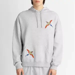 Säljer denna fina arigato hoodie, köpte för 1500 säljer för 600!!  Har tagit ut snörena då jag tyckte de va mycket snyggare🥰❣️