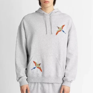 Arigato hoodie - Säljer denna fina arigato hoodie, köpte för 1500 säljer för 600!!  Har tagit ut snörena då jag tyckte de va mycket snyggare🥰❣️