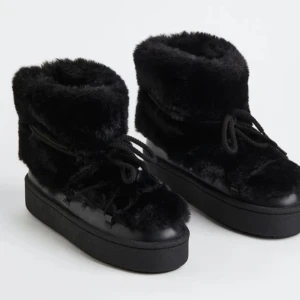 Fluffiga skor - Säljer dessa hm skor då jag har tröttnat på dom,de är i väldigt bra skick syns inte att de har har varit använda,ny pris runt 600kr😊