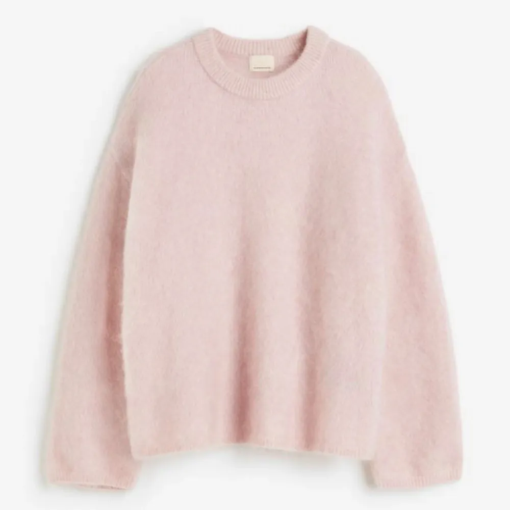Säljer min fina rosa tröja från H&M i mohairmix! Storlek S💓699kr kostade den ny och är endast använd fåtal gånger. Stickat.