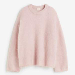 Säljer min fina rosa tröja från H&M i mohairmix! Storlek S💓699kr kostade den ny och är endast använd fåtal gånger