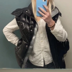 Bershka väst - Glansig väst från bershka  Bra skick Storlek xs