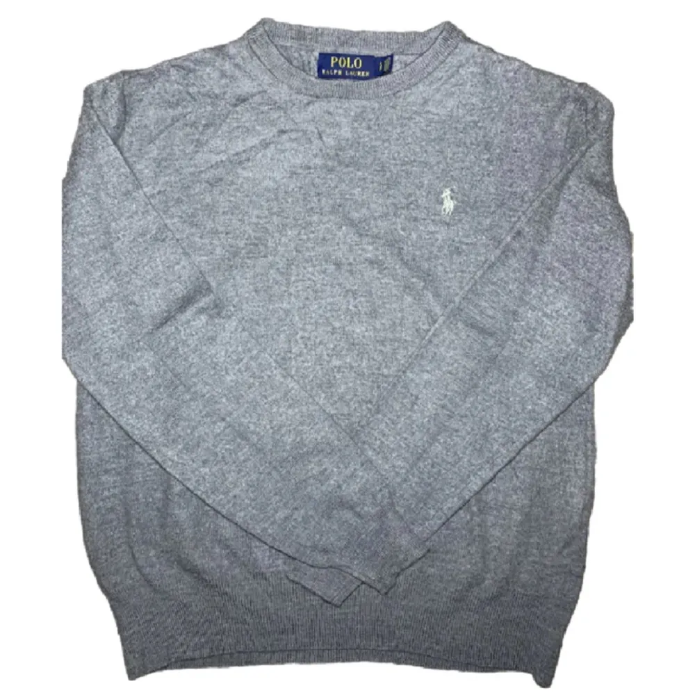 Ralph Lauren tröja, känns inte exakt som splitter ny merino ull men den är fortfarande väldigt skön😁 riktigt bra skick inga fläckar eller hål. S men krympt så passar XS. Tröjor & Koftor.