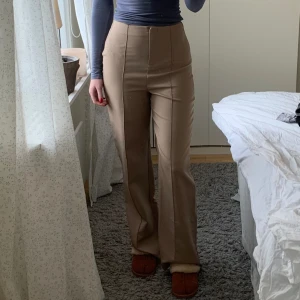 Kostymbyxor - Beiga kostymbyxor från Missguided i storlek 36. Veck längst framsidan och vida hela vägen.  Tunna och jätteskönt material samt bra skick men använder de så sällan. 