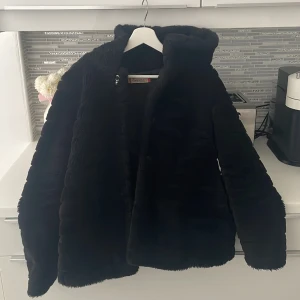 Gosig vinterjacka  - Fint skick. De 2 knapparna har lossnat men man kan sy dit nya. Storlek S. Märke Kelyna Paris. 