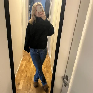 Stickad tröja - Säljer en superfin svart stickad tröja med krage från hm. Använd fåtal gånger, som nyskick. Är 169 lång och bär storlek S vilket passar perfekt. Hör av er om ni har frågor eller funderingar!