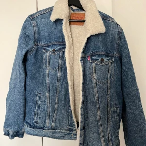 Levis jeansjacka - Jeansjacka från Levis. Sparsamt använd men några år gammal. Nypris 1500.
