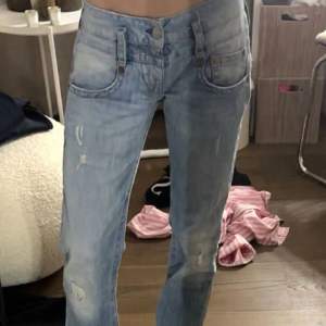 Jättesnygga lågmidjade jeans i fint skick som jag köpte här på Plick🙌 säljer pågrund av fel storlek 