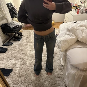Lågmidjade jeans - Märket fornarina. Osäker på om jag ska sälja men kom med bud!! Jag är 1,60cm oxh de är perfekt längd på mig. Midja cirka 37-38cm tvärs över💞