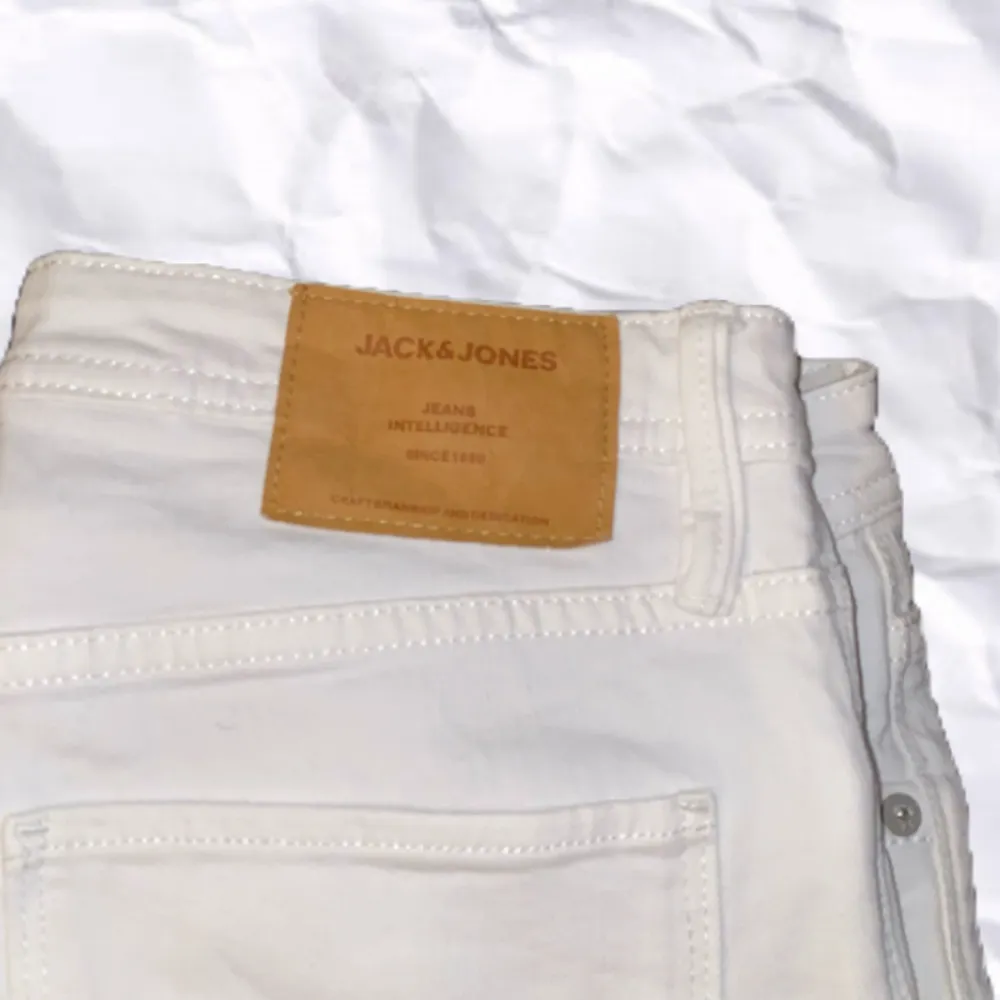 Ett par vita Jack&Jones slim fit jeans 👖 storlek ungefär 170/XS, mycket bra skick inga defekter🤙🏼. Jeans & Byxor.