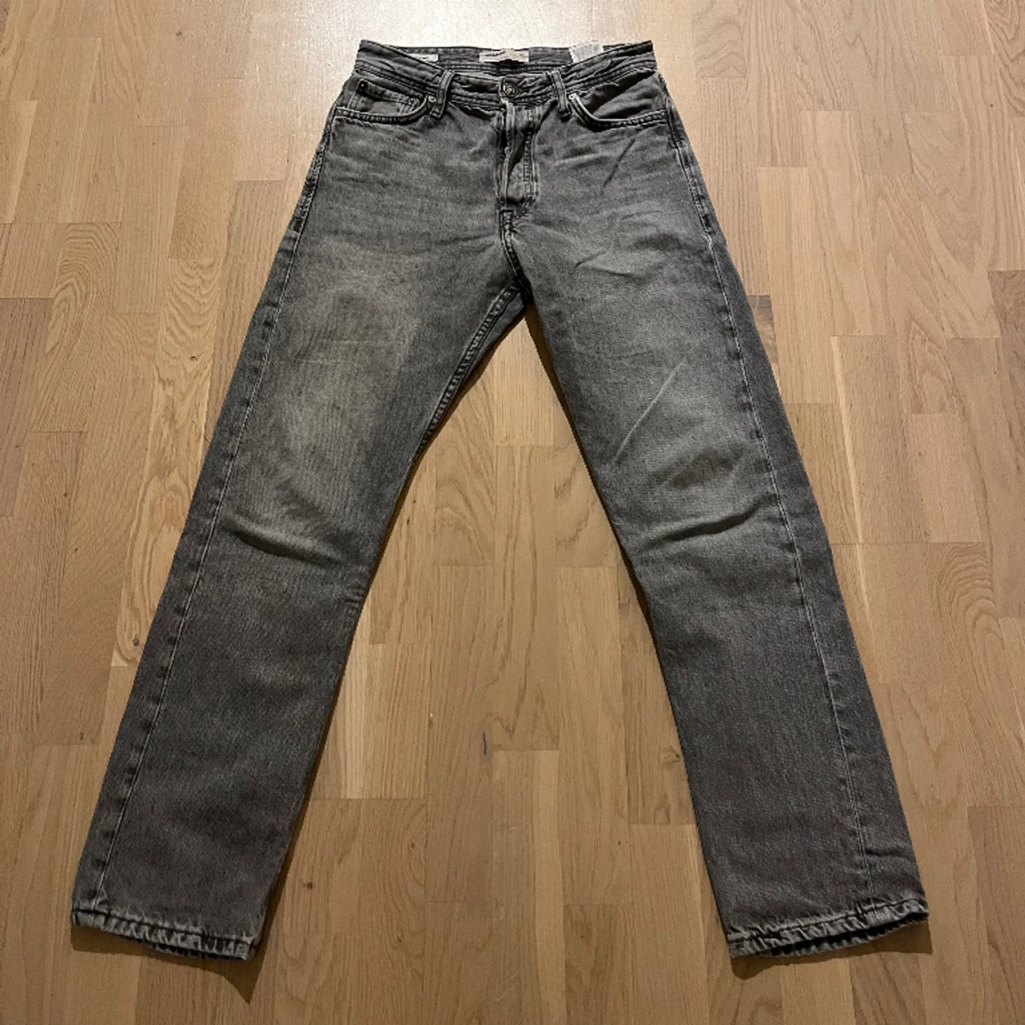 Ljus grå jack and jones jeans 