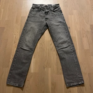 Ljus grå jack and jones jeans  - Ljusgrå jack and jones jeans i fint skick , säljer då jag vuxit ur.